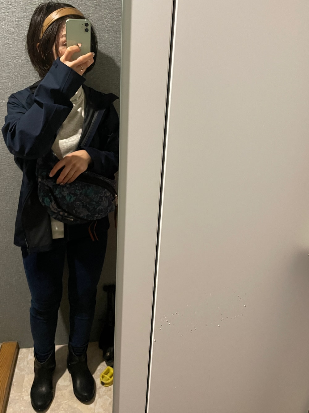 「雨の日コーデ、UNIQLO、モノトーン、プチプラ、パンツスタイル、着回しコーデ、ユニクロ、授乳中コーデ、授乳服、ママコーデ、ママファッション、レインブーツ、ネイビー」｜「ingのアイテム（レインシューズ、ブラック系）」を使った、ゆみこさん（骨格ウェーブ・レディース・155cm）の春コーディネートの1枚目の写真