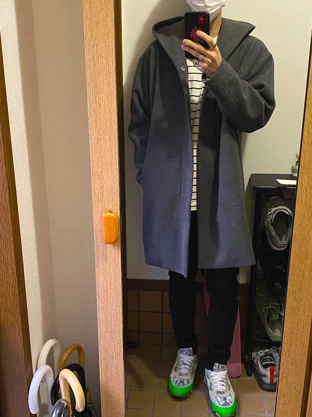 「コート、ネックレス、ボーダー、リング、オーバーサイズ、アースカラー、オトナカジュアル、秋コーデ、アーバンサン、スニーカー、URBANSUN」｜「Yohji Yamamotoのアイテム（スマホケース/カバー、ブラック系）」を使った、champkunさん（メンズ・175cm）の秋コーディネートの1枚目の写真