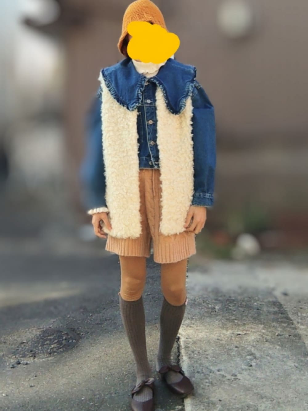 「新星WEARISTAにエントリー、クリスマスに着たい服、お洒落さんとつながりたい、ホワイトコーデ、ファーベスト、デニムジャケット、レイヤードスタイル、レイヤード、ニットショートパンツ、いいね、save、フォローお願いします🤑、今日のコーデ、ハイネックニット、ハイソックス」｜「VIVIANのシューズ（その他シューズ、ブラウン系）」を使った、asuka_423711さん（レディース・158cm）の冬コーディネートの1枚目の写真