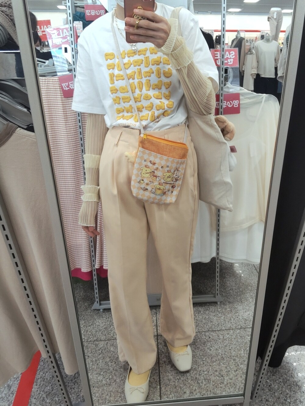 「たべっ子どうぶつ、Tシャツ、いいね、save、フォローお願いします🤑、イエロー、休日コーデ、Tシャツコーデ、きれいめカジュアル、アームカバー、ポムポムプリン、カジュアル、パンプス、お出かけコーデ、イエローパンツ」｜「GUのアイテム（パンプス、レッド系）」を使った、asuka_423711さん（レディース・158cm）の秋コーディネートの1枚目の写真