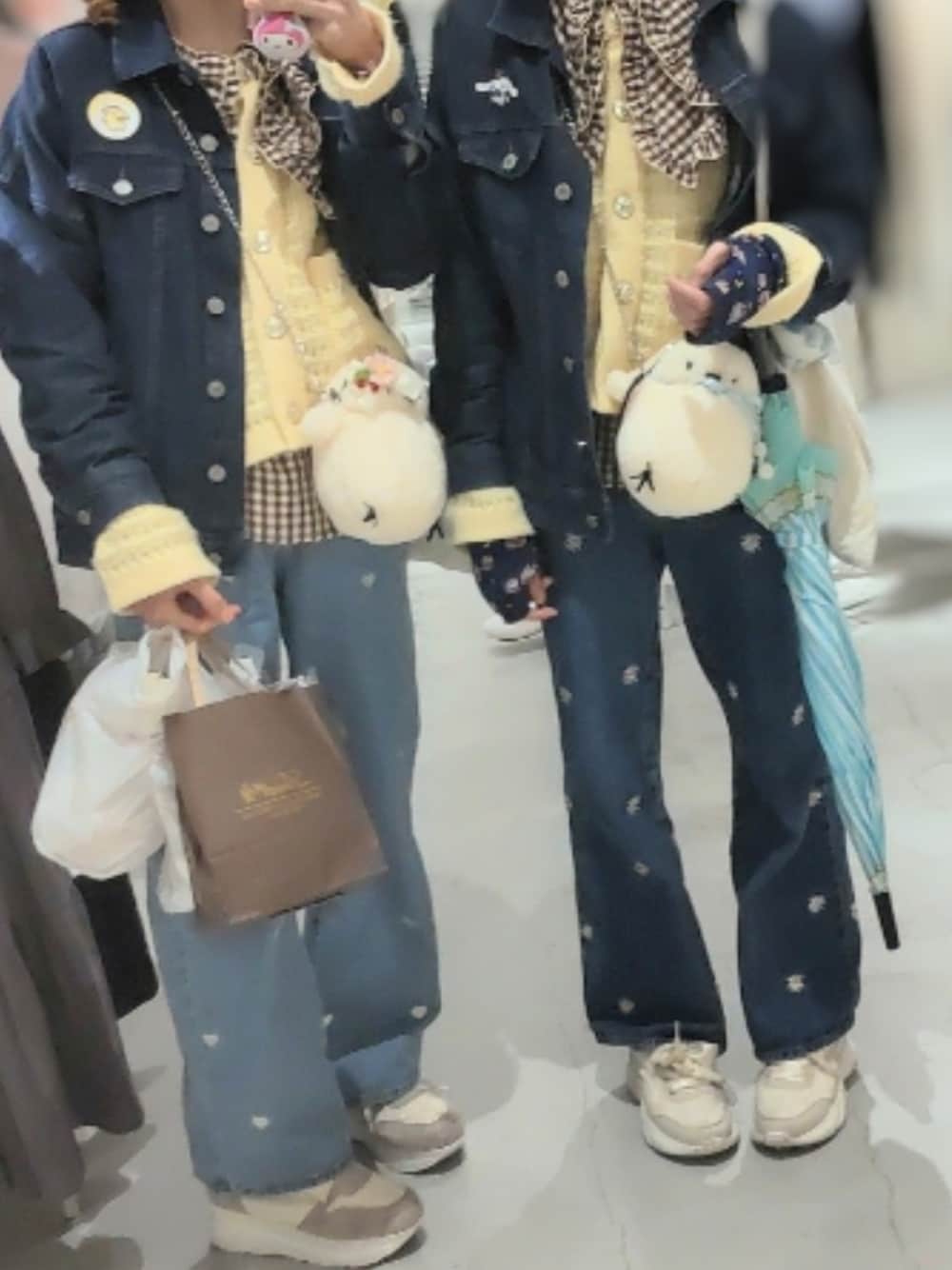 ブルー系のデニムパンツ、ブルー系のデニムパンツ、イエロー系のカーディガン/ボレロを着用したレディースの春コーディネートの1枚目の写真