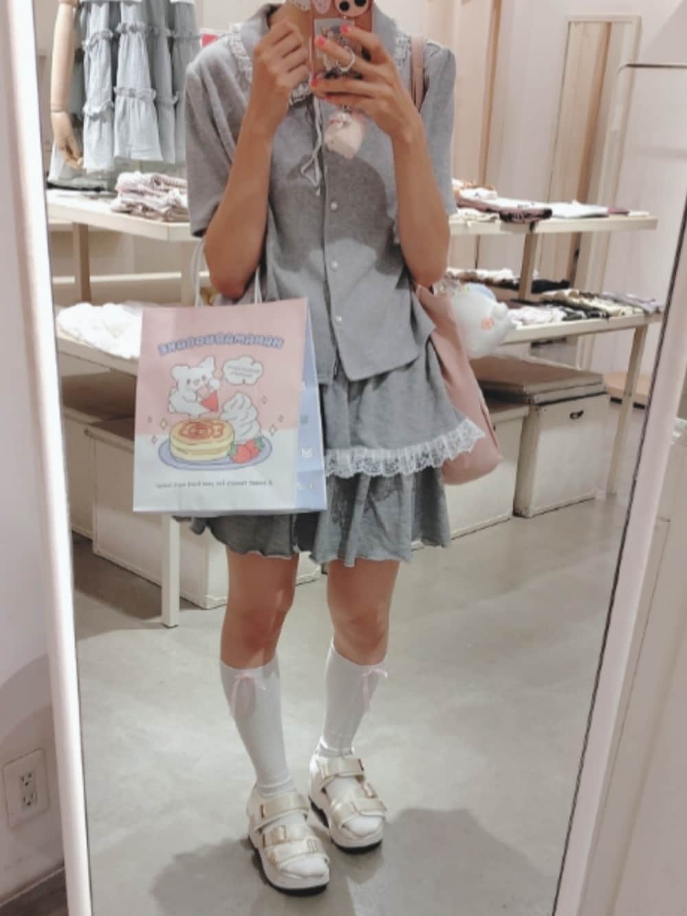 「お洒落さんとつながりたい、モノトーン、グレーコーデ、フリル、ミニスカート、お出かけコーデ、夏コーデ、しまむら、しまむらコーデ、ハイソックス、はなまるおばけ」｜「しまむらのアイテム（サンダル、ホワイト系）」を使った、asuka_423711さん（レディース・158cm）の夏コーディネートの1枚目の写真