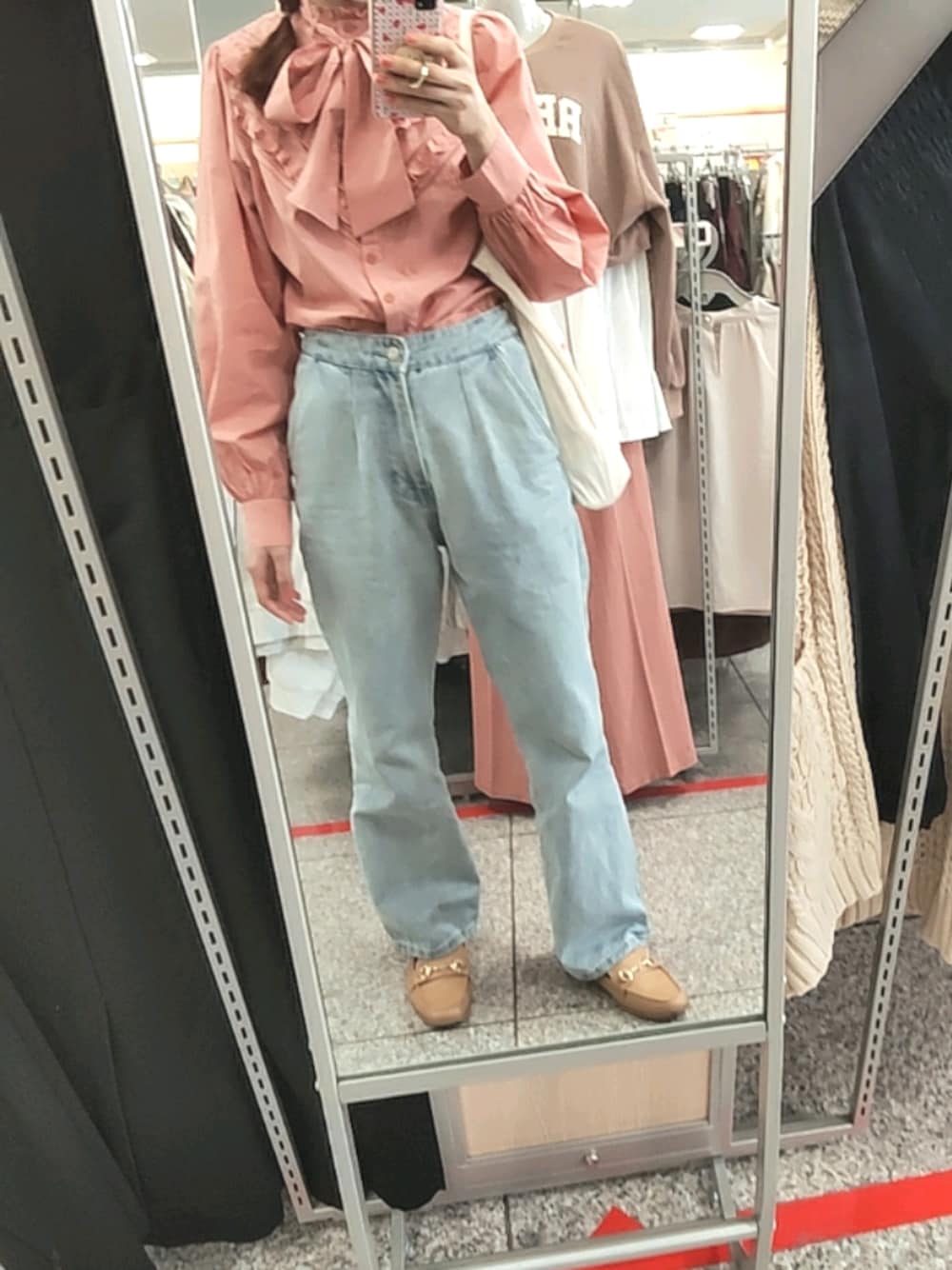 「シンプルコーデ、コーラルピンク、ボウタイブラウス、デニム、薄色デニム、ローファー、秋服準備はじめました、ootd、イエベ春、いいね、save、フォローお願いします🤑」｜「EPIMI E'PIMMYのバックレースアップセミフレアデニム（デニムパンツ、ブルー系）」を使った、asuka_423711さん（レディース・159cm）の秋コーディネートの1枚目の写真