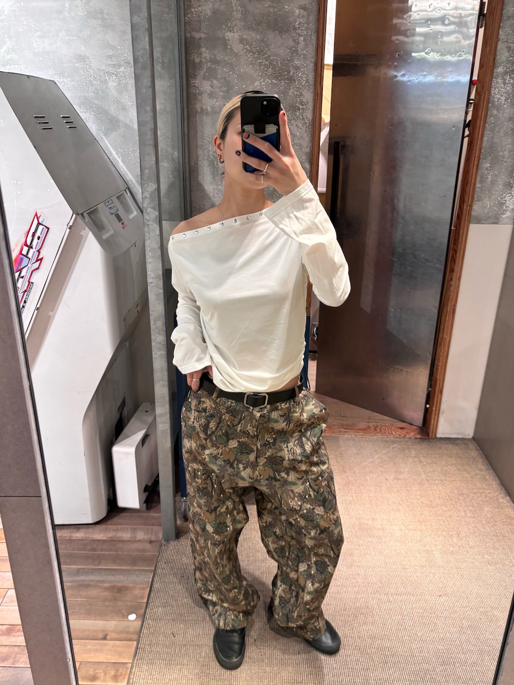 「カモフラ柄、迷彩、ダブルニーパンツ、オフショル、ワンショルダー、シアートップス、白、トップス」｜「WHO'S WHO galleryのワンオフショルスタッズドロストトップス（Tシャツ/カットソー、ホワイト系）」を使った、はるさん（レディース・160cm）の春コーディネートの1枚目の写真