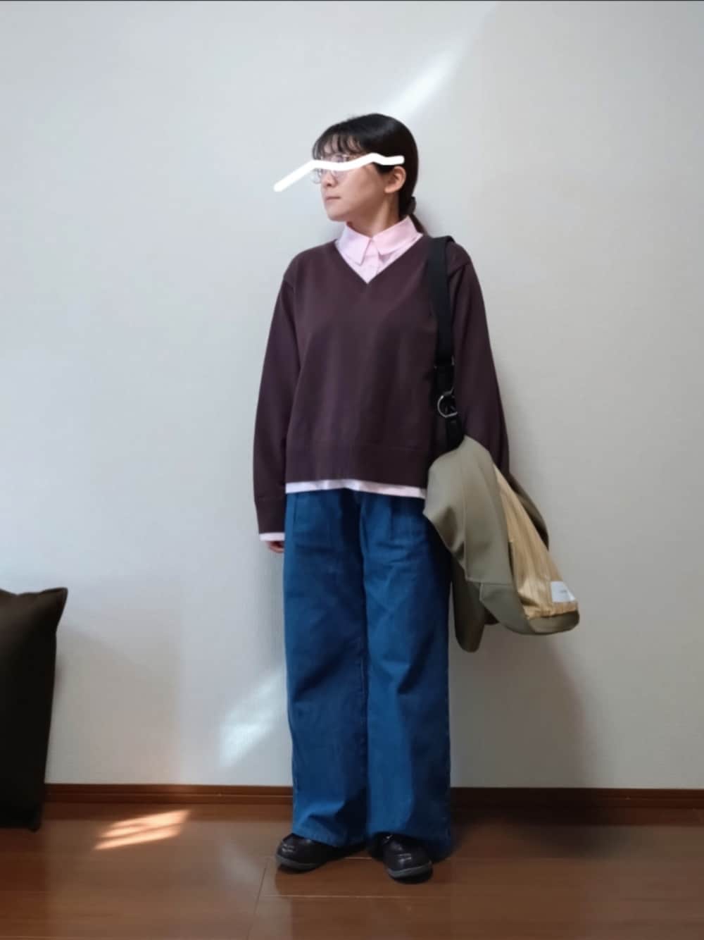 ベージュ系のテーラードジャケット、ブラウン系のニット/セーター、ブルー系のデニムパンツを着用したレディースの冬コーディネートの1枚目の写真