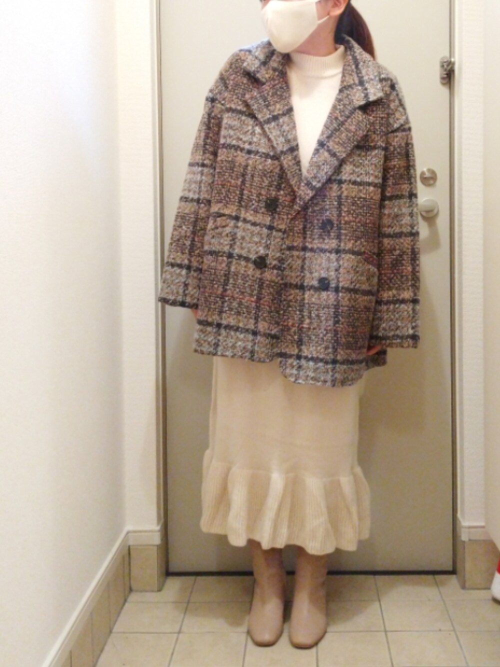 「だから秋服が好き、きれいめカジュアル、大人カジュアル、チェック、ホワイト、ニットワンピース、GRL、プチプラ、低身長、ぽっちゃり、骨格ストレート、骨格診断ストレート」｜「Ambre Neigeのチェックジャケットコート／【WEB/EC限定商品】（ピーコート、ブラウン系）」を使った、もちいりかさん（レディース・148cm）の秋コーディネートの1枚目の写真