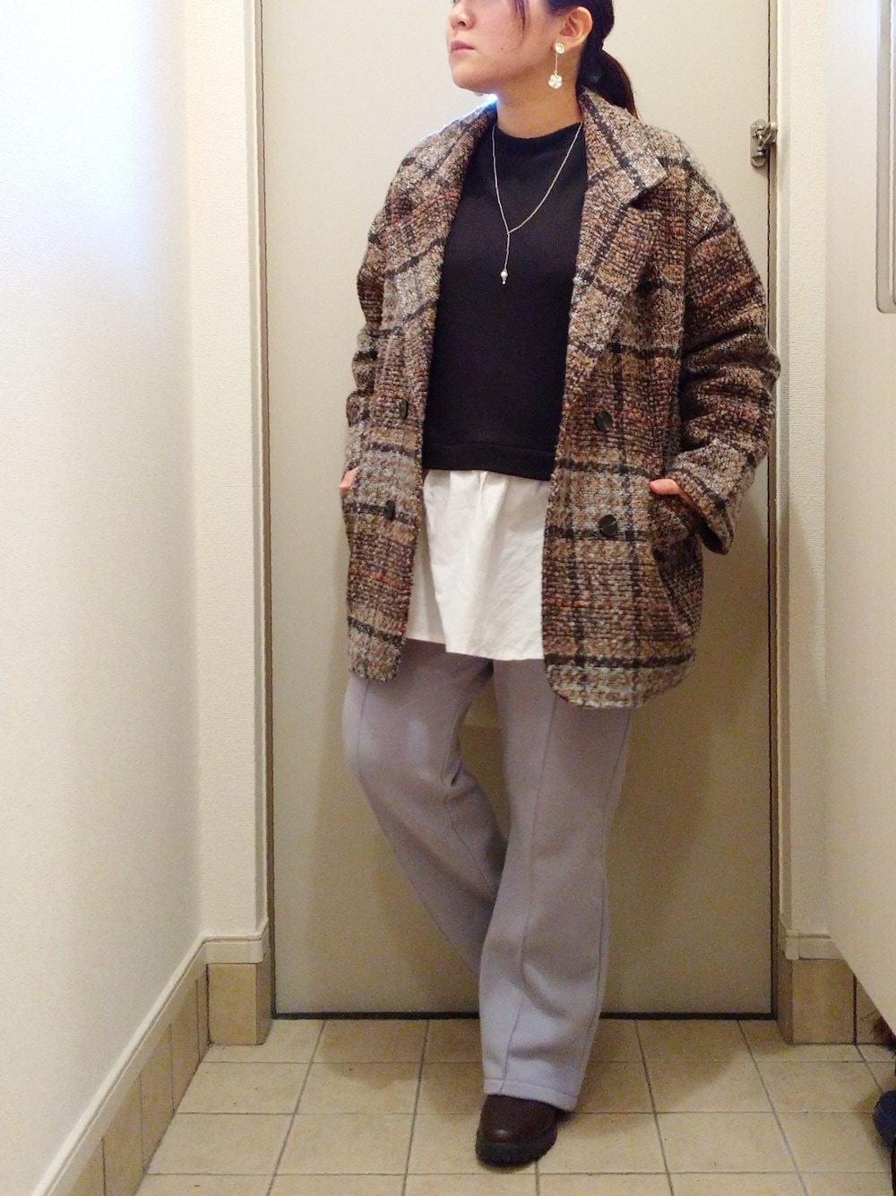「大人カジュアル、きれいめカジュアル、パンツスタイル、チェック、ドッキング、フレアパンツ、低身長、ぽっちゃり、骨格ストレート、骨格診断ストレート、マタニティ、マタニティコーデ」｜「Ambre Neigeのチェックジャケットコート／【WEB/EC限定商品】（ピーコート、ブラウン系）」を使った、もちいりかさん（レディース・148cm）の春コーディネートの1枚目の写真