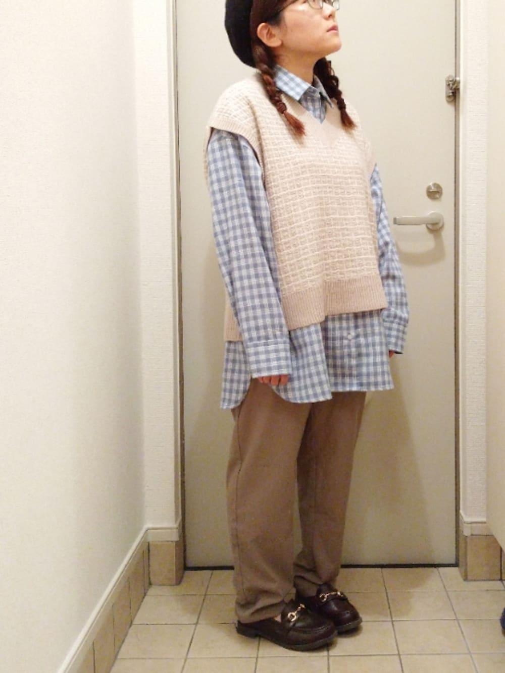 「カジュアル、プチプラ、着回しコーデ、ベレー帽、メガネ女子、ニットベスト、チェックシャツ、ローファー、低身長、ぽっちゃり、骨格ストレート、骨格診断ストレート」｜「しまむらの起毛チェックボックスシャツ M 淡青 ¥1,419（トップス、ブルー系）」を使った、もちいりかさん（レディース・148cm）の秋コーディネートの1枚目の写真