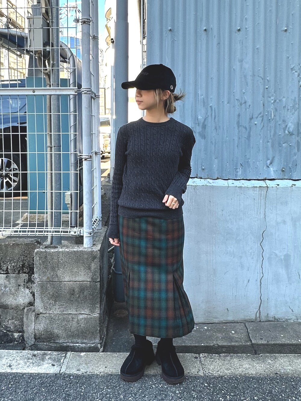 「冬コーデ、古着MIX、チェックスカート、キャップコーデ、ニット、低身長、低身長コーデ」｜「Chapeau d' OのChapeau d' O Velour Lame Emb 6Panel Cap / シャポードオー（キャップ、ブラック系）」を使った、KIMさん（レディース・148cm）の秋コーディネートの1枚目の写真