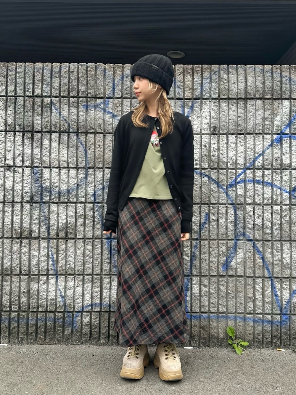 「冬コーデ、スカートスタイル、スカート、チェックスカート、チェック、ニット、ニット帽、ニット帽コーデ、低身長、低身長コーデ」｜「arthのarth  Cashmere Hvy Rib Watch / アース（ニットキャップ/ビーニー、ブラック系）」を使った、KIMさん（レディース・148cm）の冬コーディネートの1枚目の写真