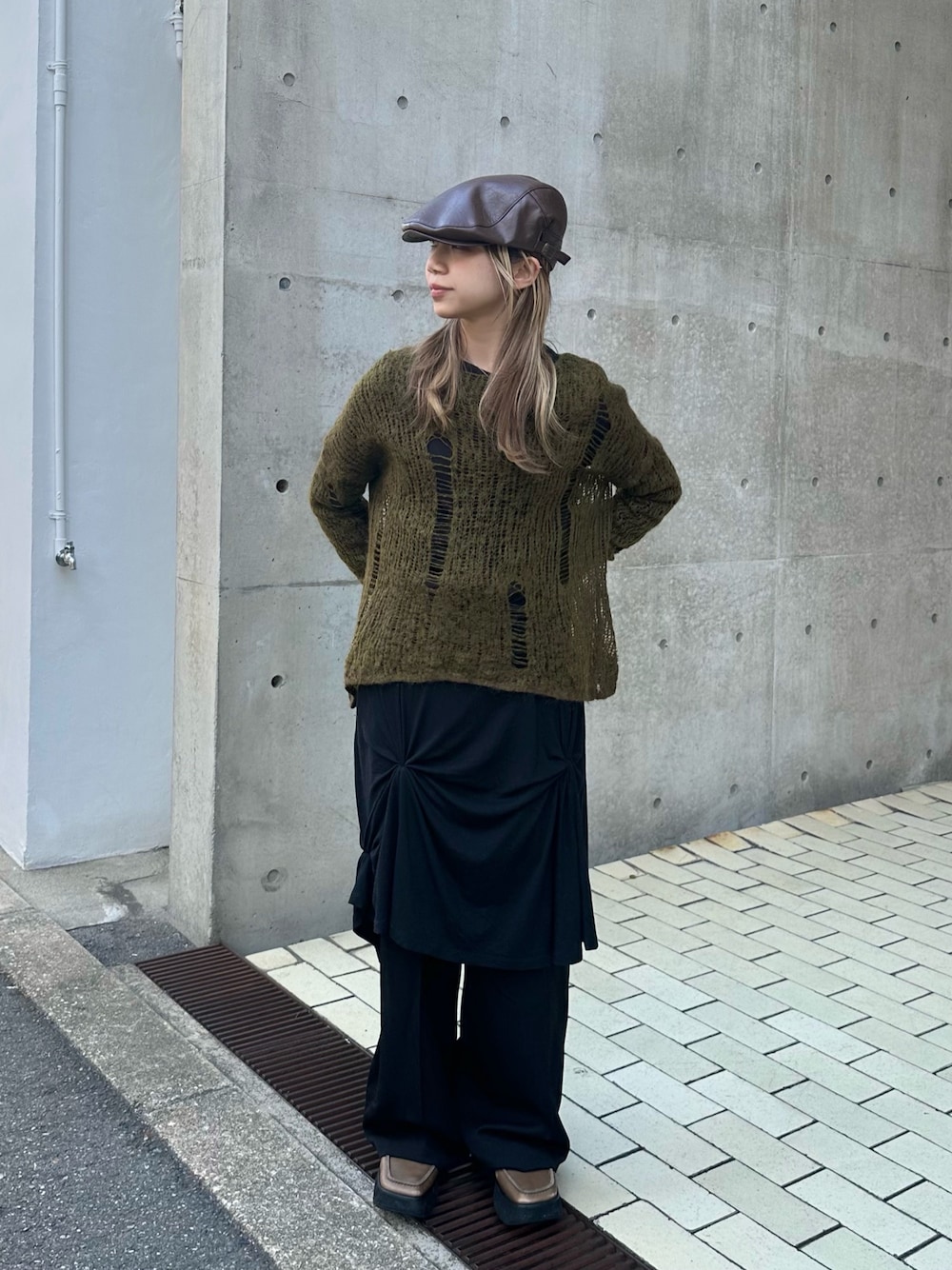 「冬コーデ、ハンチング、ハンチング帽、ニット、スカートパンツ、スカート、ローファー」｜「OVERRIDEのOVERRIDE  FAKE LEATHER HUNTING SGP / オーバーライド（ハンチング/ベレー帽、ブラウン系）」を使った、KIMさん（レディース・148cm）の冬コーディネートの1枚目の写真