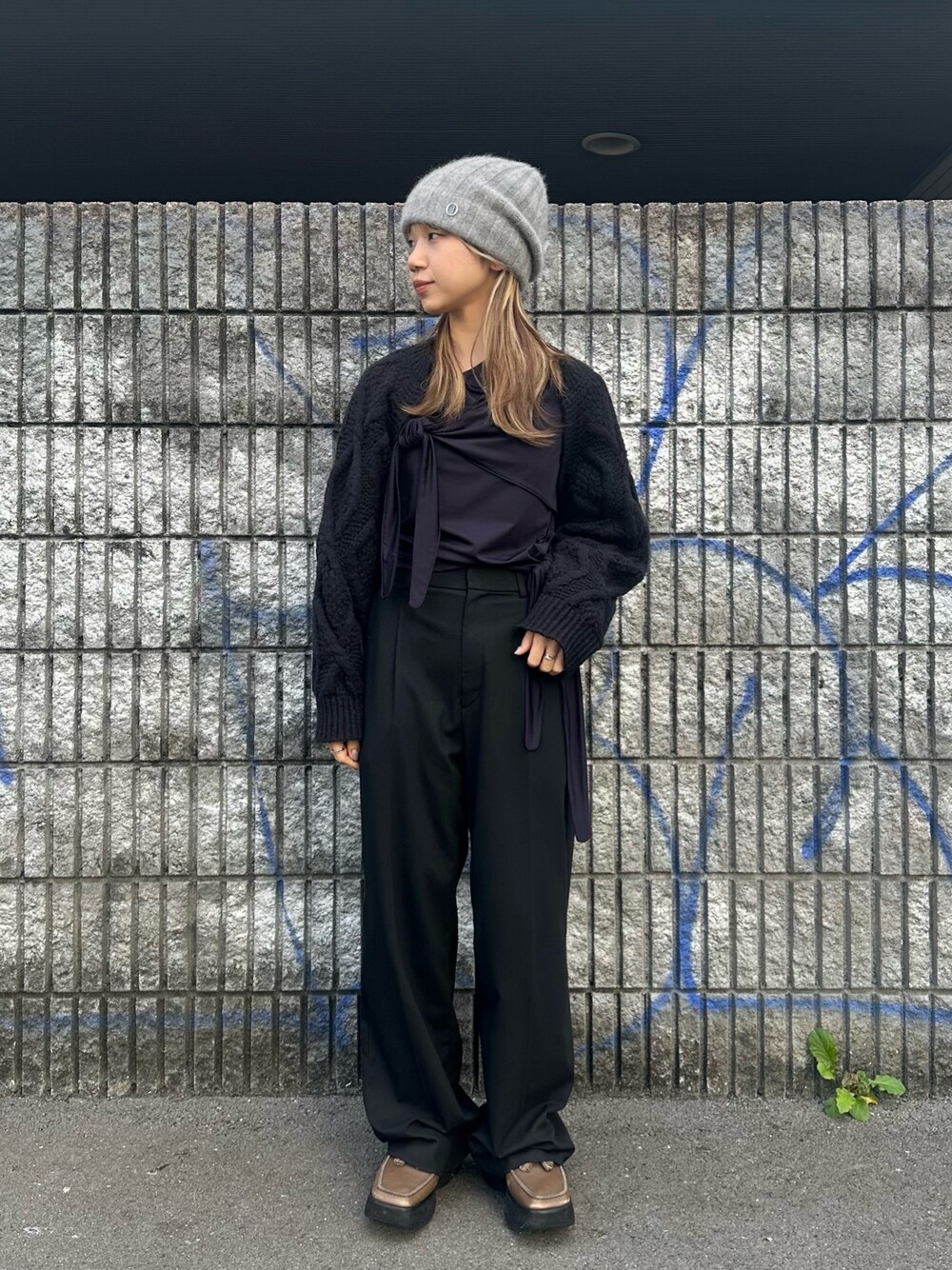 「冬コーデ、秋コーデ、オールブラック、ローファー、ニット帽、ニット、ビーニー」｜「Chapeau d' OのChapeau d' O Fox Rib Knit Beanie / シャポードオー（ニットキャップ/ビーニー、グレー系）」を使った、KIMさん（レディース・148cm）の冬コーディネートの1枚目の写真