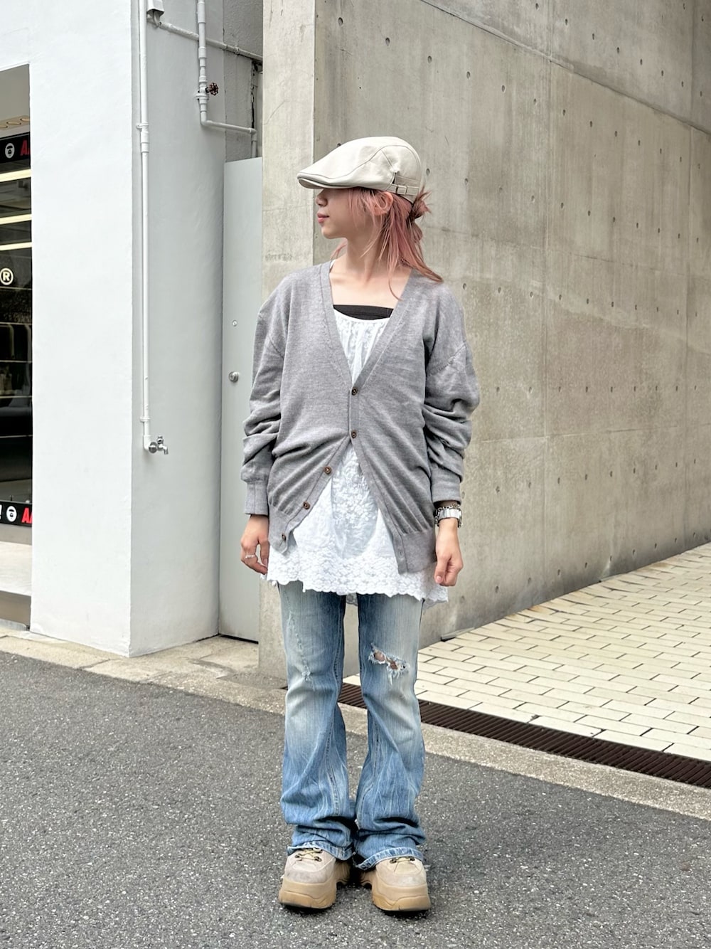 「冬コーデ、カーディガン、淡色コーデ、ハンチング、ハンチング帽、デニム、低身長、低身長コーデ」｜「OVERRIDEのOVERRIDE  FAKE LEATHER HUNTING SGP / オーバーライド（ハンチング/ベレー帽、グレー系）」を使った、KIMさん（レディース・148cm）の冬コーディネートの1枚目の写真