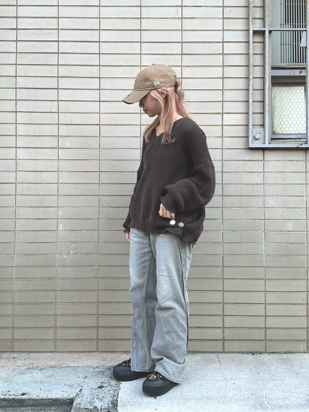「秋っぽコーデ更新中、デニム、ニット、ブラウン、キャップコーデ、低身長コーデ、帽子、キャップ、NEW ERA、ニューエラ」｜「NEW ERAのNEW ERA  920 MLB MINI LOGO / ニューエラ（キャップ、グリーン系）」を使った、KIMさん（レディース・148cm）の秋コーディネートの1枚目の写真