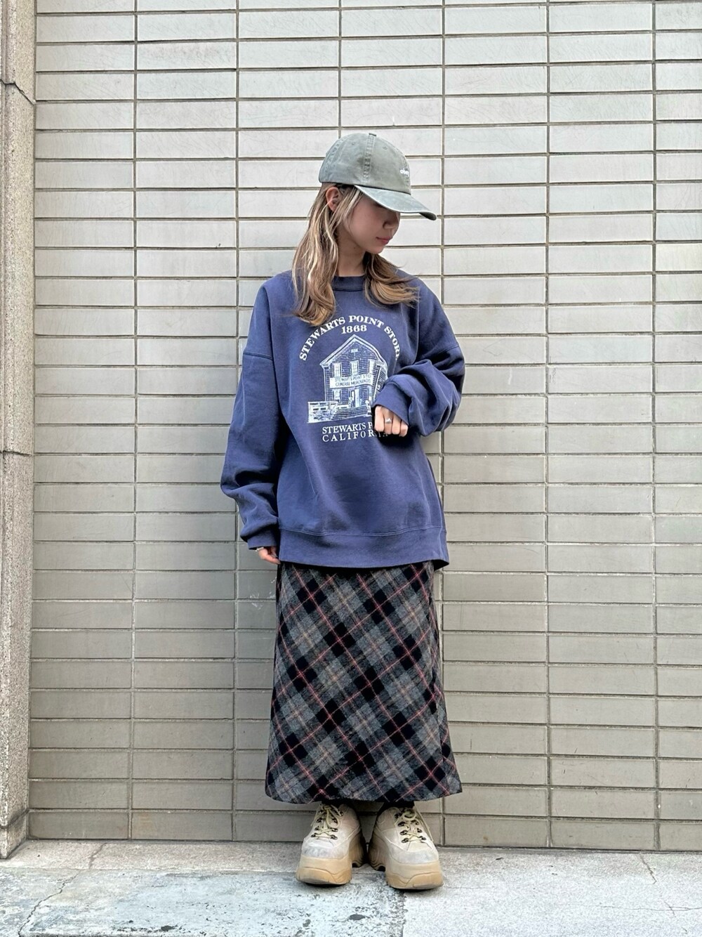 「キャップ、キャップコーデ、スウェット、トレーナー、チェック、チェックスカート、低身長、低身長コーデ」｜「OBEYのOBEY PIGMENT 6P STRAPBACK / オベイ（キャップ、ブラック系）」を使った、KIMさん（レディース・148cm）の秋コーディネートの1枚目の写真