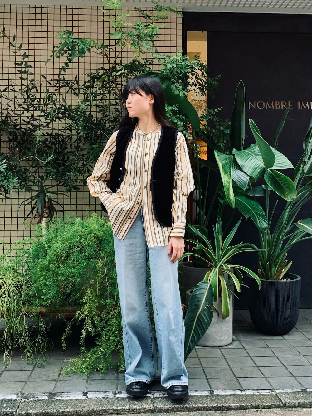 ベージュ系のシャツ/ブラウス、ブルー系のデニムパンツ、ブラック系のブルゾンを着用したレディースの秋コーディネートの1枚目の写真