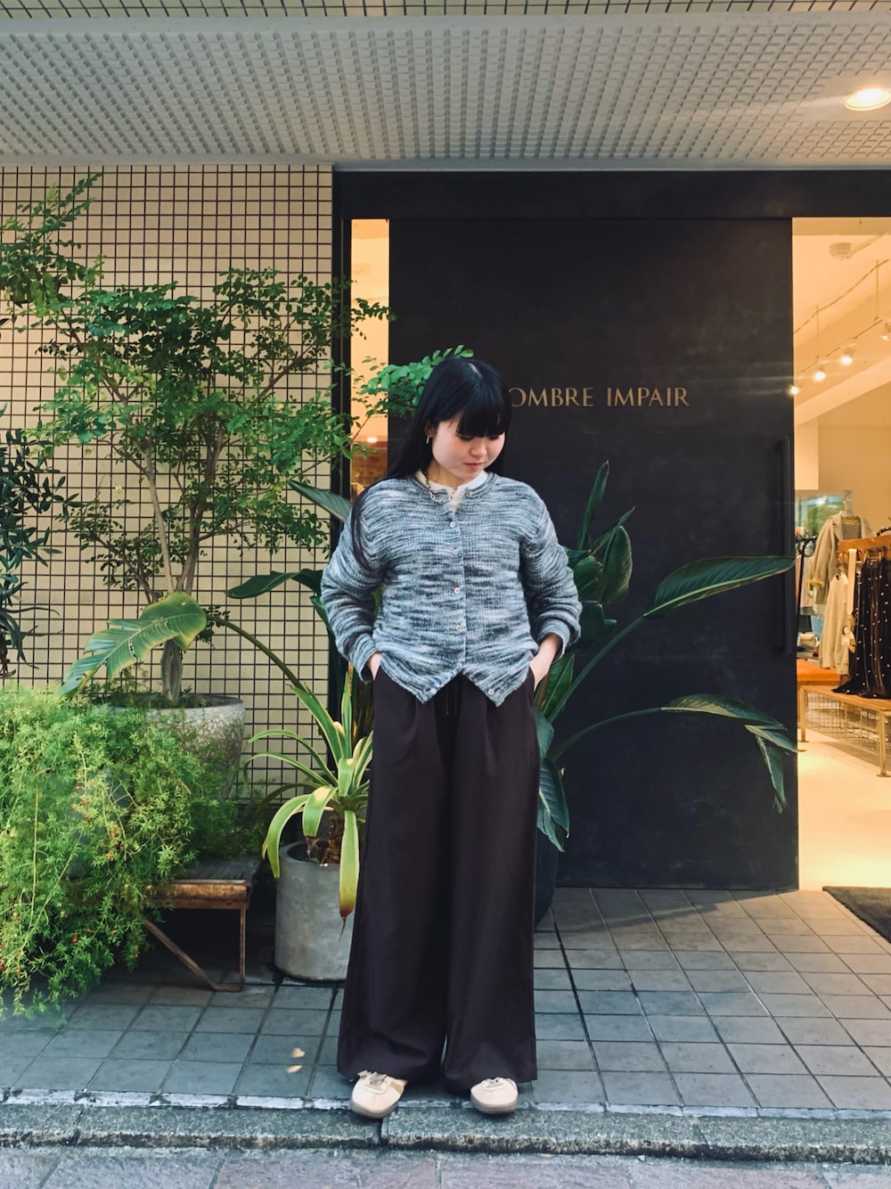 「冬服、デイリーカジュアル、ノンブルアンペール、シンプルコーデ、メンズライク、ブラウン、おしゃれさんと繋がりたい、パンツスタイル、スニーカーコーデ、カジュアルコーデ」｜「NOMBRE IMPAIRのモヘヤタッチカスリ　片畦ショートカーディガン（ニット/セーター、グレー系）」を使った、nakamura.さん（レディース・152cm）の冬コーディネートの1枚目の写真
