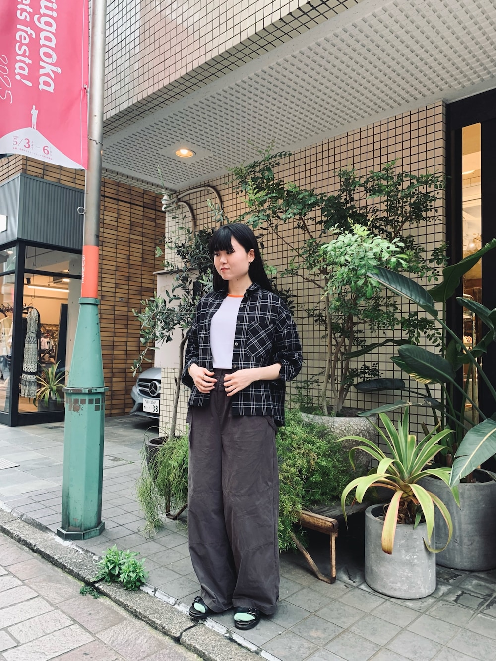 「大人カジュアル、最近のいい感じコーデ、春、休日コーデ、パンツスタイル、チエックシャツ、ノンブルアンペール、ボーイッシュ」｜「NOMBRE IMPAIRのAR先染メリネンチェック　クロップドシャツ（シャツ/ブラウス、ブラック系）」を使った、nakamura.さん（レディース・152cm）の春コーディネートの1枚目の写真