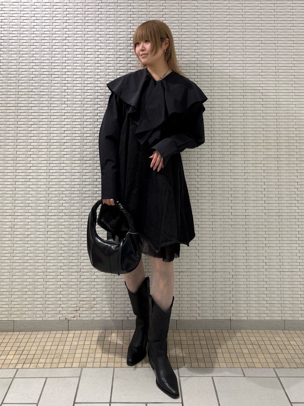 ブラック系のシャツ/ブラウス、ブラック系のワンピース、ブラック系のハンドバッグを着用したレディースの冬コーディネートの1枚目の写真