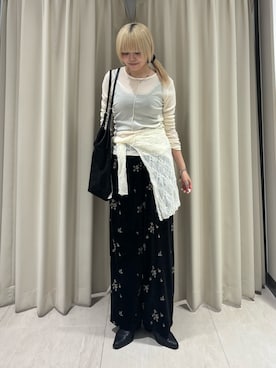 「KBF（ケイビーエフ）のサイドスリットシアーベロアTEE（Tシャツ/カットソー、ホワイト系）」を使った、ohanasannさん（レディース・166cm）の秋コーディネート
