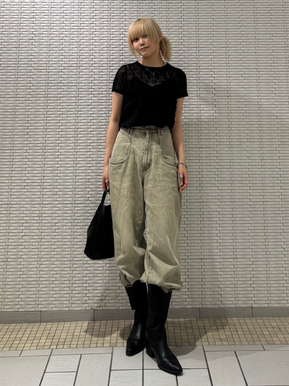 ブラック系のTシャツ/カットソー、グリーン系のデニムパンツを着用したレディースの夏コーディネートの1枚目の写真