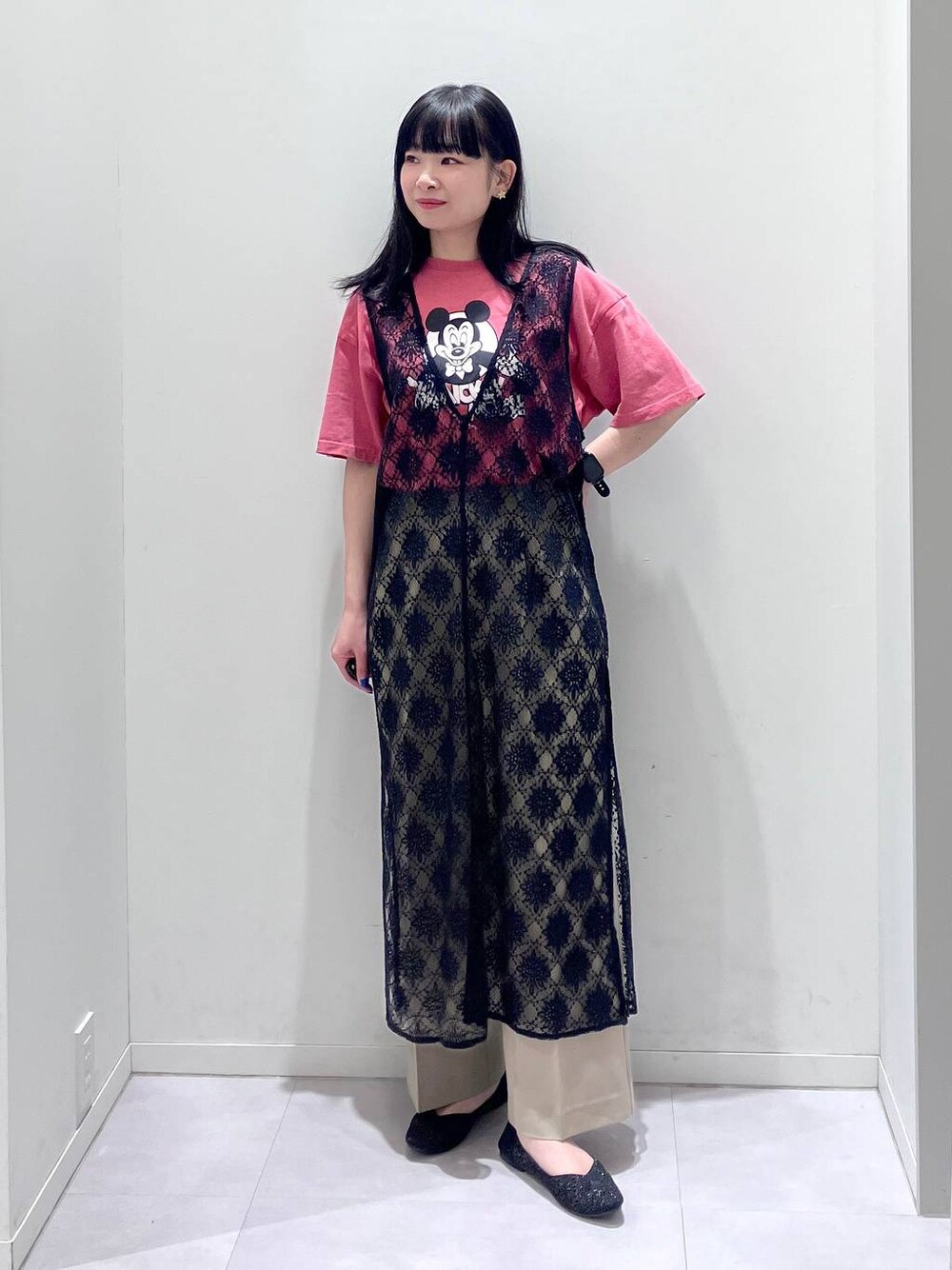「体型カバー、着痩せ・細見え、きれいめ、GLOBAL WORK、Tシャツ、DisneyCollection_GLOBAL WORK、ワンピース、総レース、ウツクシルエット_GLOBAL WORK、ワイドパンツ、大人カジュアル、夏コーデ、ウォッシャブル、ドライタッチ」｜「GLOBAL WORKの2WAYレースワンピース/286005（ワンピース、ブラック系）」を使った、saoさん（レディース・157cm）の春コーディネートの1枚目の写真