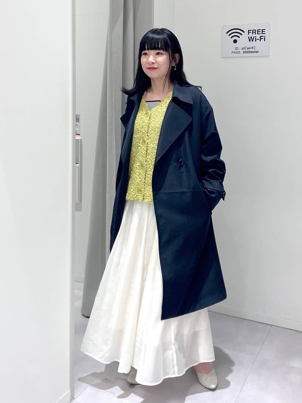 「体型カバー、着痩せ・細見え、きれいめ、GLOBAL WORK、トレンチコート、ロングコート、カーディガン、タンクトップ、ボーダー、スカート、パンプス、春コーデ、春アウター、春色、デートコーデ」｜「GLOBAL WORKのスペ軽変形3WAYBAG/234491（ショルダーバッグ、ホワイト系）」を使った、saoさん（レディース・157cm）の春コーディネートの1枚目の写真