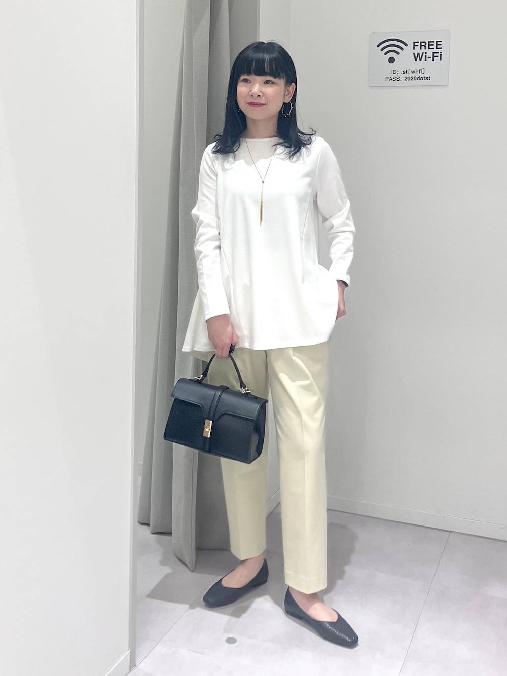 「体型カバー、着痩せ・細見え、きれいめ、GLOBAL WORK、ウツクシルエット_GLOBAL WORK、テーパードパンツ、Tシャツ、春コーデ、春色、カラーパンツ、シンプル、パンプス、ウォッシャブル」｜「GLOBAL WORKのウツクシルエットテーパードパンツ/133595（その他パンツ、イエロー系）」を使った、saoさん（レディース・157cm）の春コーディネートの1枚目の写真