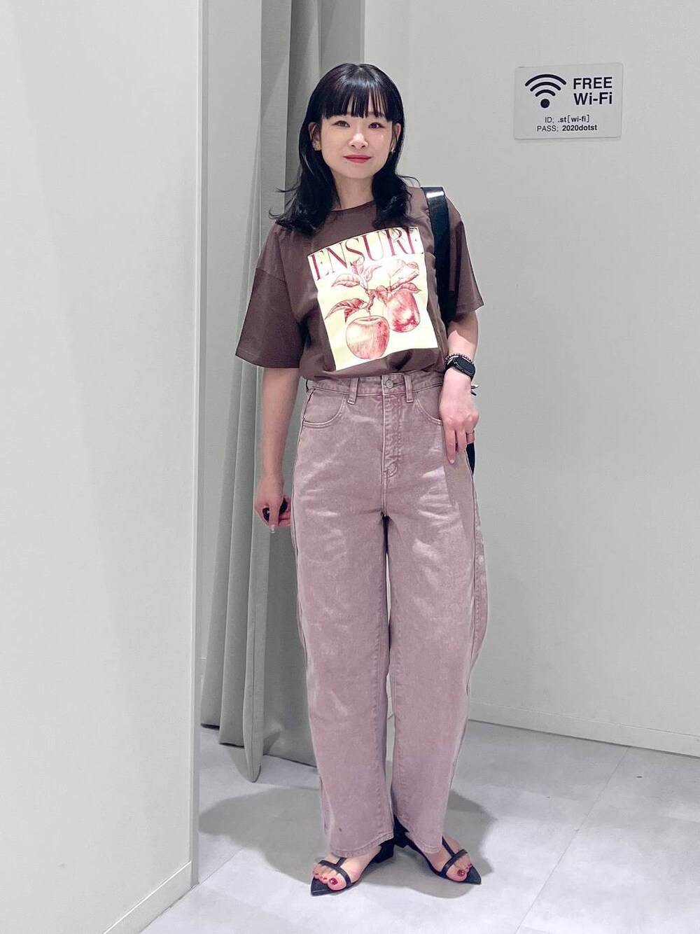 「体型カバー、着痩せ・細見え、きれいめ、GLOBAL WORK、ウォッシャブル、夏コーデ、接触冷感、吸水速乾、女子ウケ、カラーパンツ、デニムパンツ、Tシャツ、サンダル、大人カジュアル、ラフ」｜「GLOBAL WORKのダブルポケットPUショルダー/248395（ショルダーバッグ、ブラック系）」を使った、saoさん（レディース・157cm）の夏コーディネートの1枚目の写真