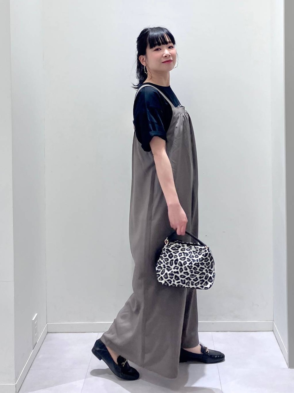 「体型カバー、着痩せ・細見え、きれいめ、GLOBAL WORK、サロペット、Tシャツ、接触冷感、吸水速乾、夏コーデ、大人カジュアル、ウォッシャブル、ドライタッチ、ローファー、女子ウケ、ゆったり」｜「GLOBAL WORKのサイズ拡大/らくっション撥水2WAYローファー/131468（ローファー、ブラック系）」を使った、saoさん（レディース・157cm）の春コーディネートの1枚目の写真