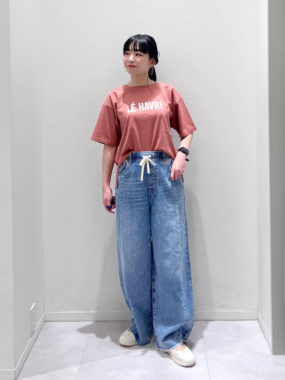 「体型カバー、着痩せ・細見え、きれいめ、GLOBAL WORK、Tシャツ、デニムパンツ、ワイドパンツ、ウエストゴム、スニーカー、夏コーデ、接触冷感、ウォッシャブル、カジュアルコーデ、ラフ、吸水速乾」｜「GLOBAL WORKのリッチクリーンプリントT半袖/147640（Tシャツ/カットソー、オレンジ系）」を使った、saoさん（レディース・157cm）の春コーディネートの1枚目の写真