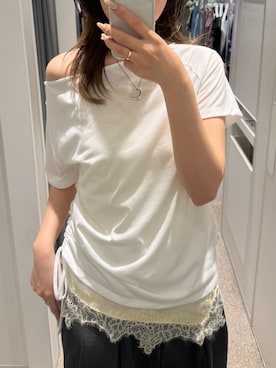 「SLY（スライ）のSATIN LACE DOCKING TOPS サテンレースドッキングトップス 夏服（Tシャツ/カットソー、ホワイト系）」を使った、城野香遥さん（レディース・172cm）の夏コーディネート