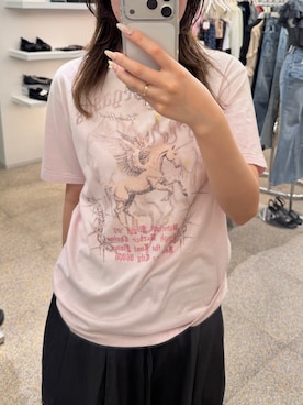 「SLY（スライ）のVINTAGE LIKE HORSE PRINT T/SH ヴィンテージライクホースプリントTシャツ 夏服（Tシャツ/カットソー、ピンク系）」を使った、城野香遥さん（レディース・172cm）の夏コーディネート