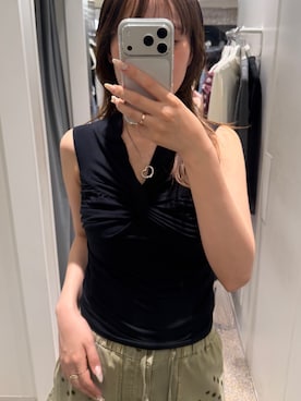 「SLY（スライ）のTWIST CUT TOPS ツウィストカットトップス 夏服（Tシャツ/カットソー、ブラック系）」を使った、城野香遥さん（レディース・172cm）の夏コーディネート