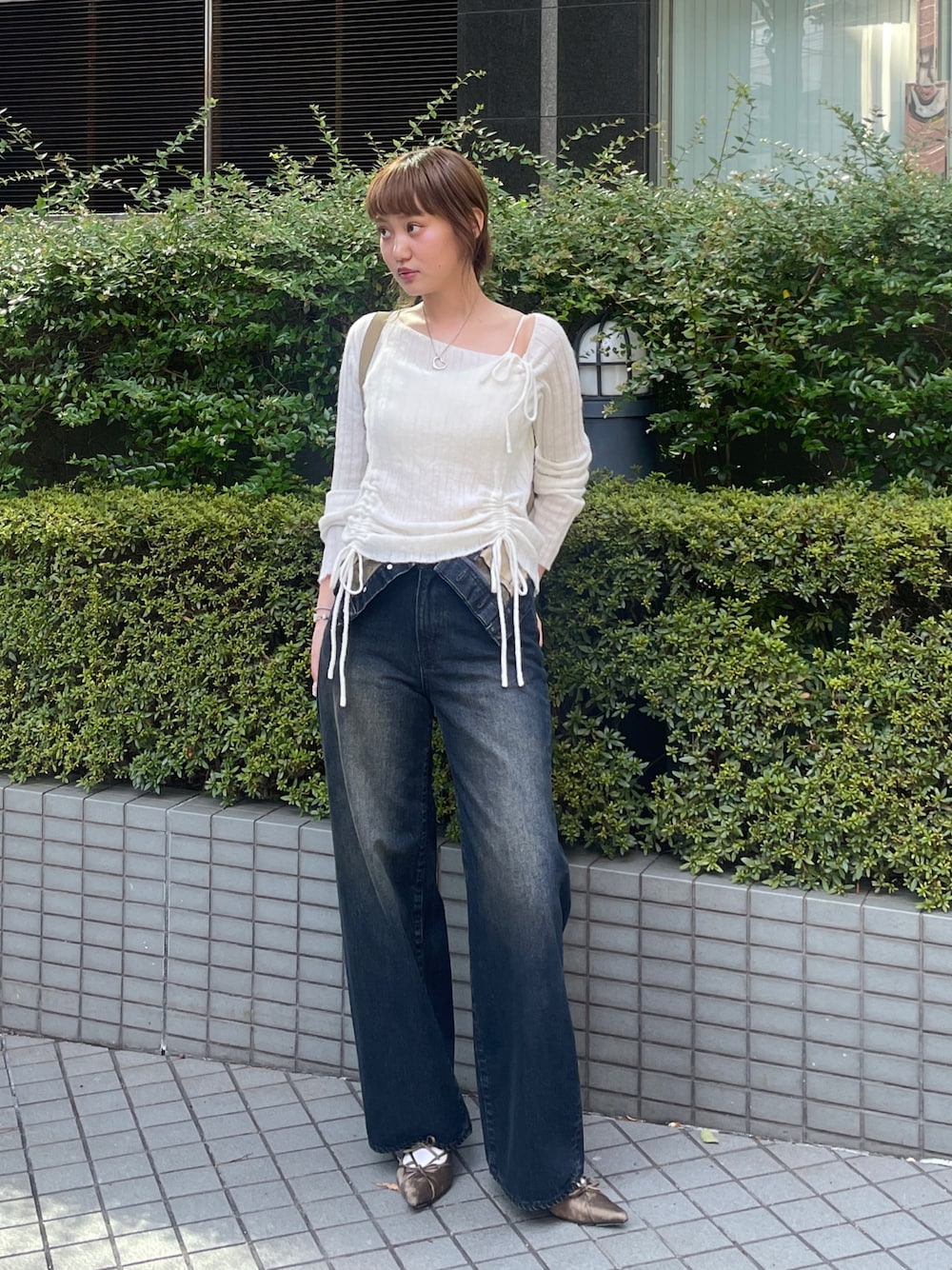 「休日スタイル、デニム、韓国ファッション、きれいめカジュアル、シンプルコーデ、お出かけコーデ、シンプルスタイル、シンプル、デニムコーデ、カジュアルコーデ、秋服準備はじめました、高身長女子、SLY、slyjeans、sly_fav」｜「SLYの【2025AW】GATHER RIBBON KNIT TOPS ギャザー リボン ニットトップス 秋服 冬服（ニット/セーター、ホワイト系）」を使った、城野香遥さん（骨格ストレート・レディース・172cm）の夏コーディネートの1枚目の写真