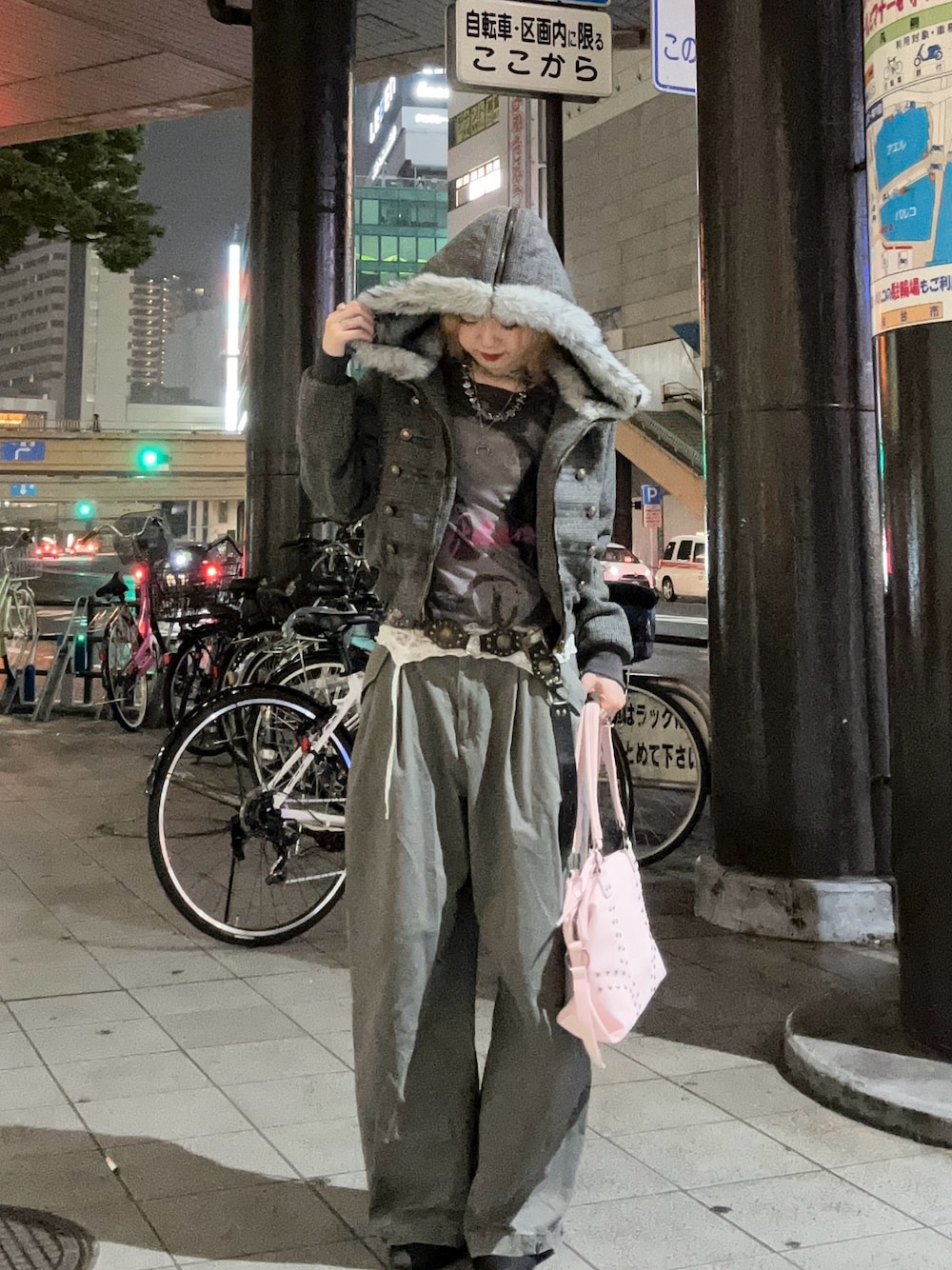 グレー系のTシャツ/カットソー、ホワイト系のキャミソール、グレー系のその他パンツを着用したレディースの秋コーディネートの1枚目の写真