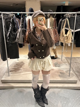 「WHO'S WHO gallery（フーズフーギャラリー）の【26AW LOOK掲載品番】ヘリテージWボタンニット（ニット/セーター、ブラウン系）」を使った、317さん（レディース・165cm）の秋コーディネート