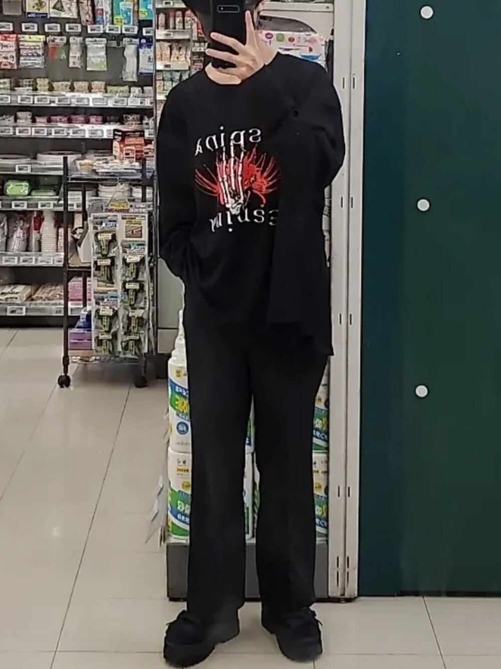 「Espinaのアイテム（Tシャツ/カットソー、ブラック系）」を使った、ねこさん（キッズ・163cm）の秋コーディネートの1枚目の写真