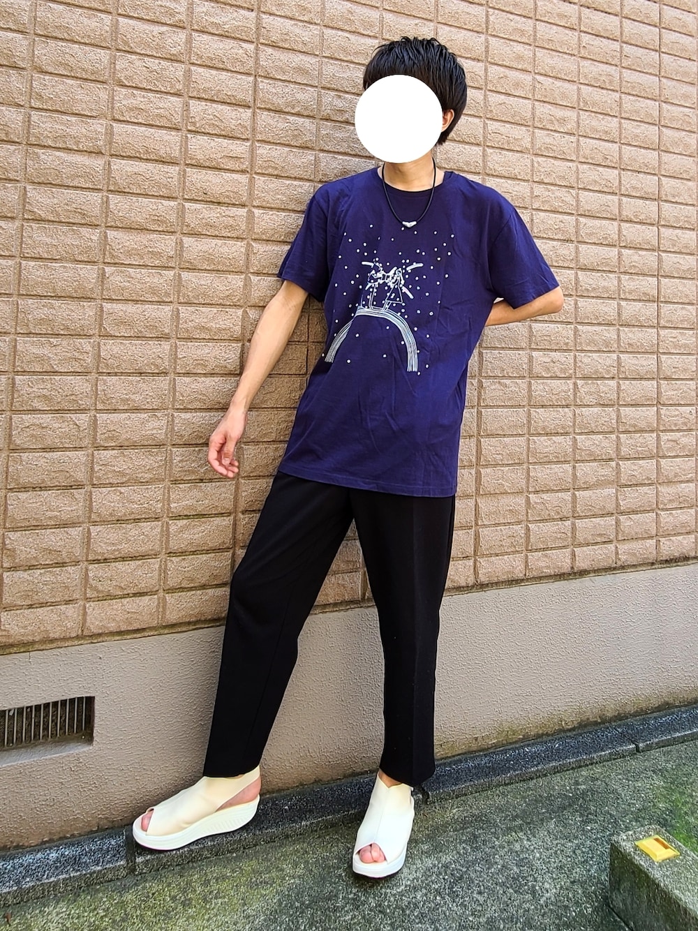 ブラック系のパンツ、シルバー系のネックレスを着用したメンズの夏コーディネートの1枚目の写真