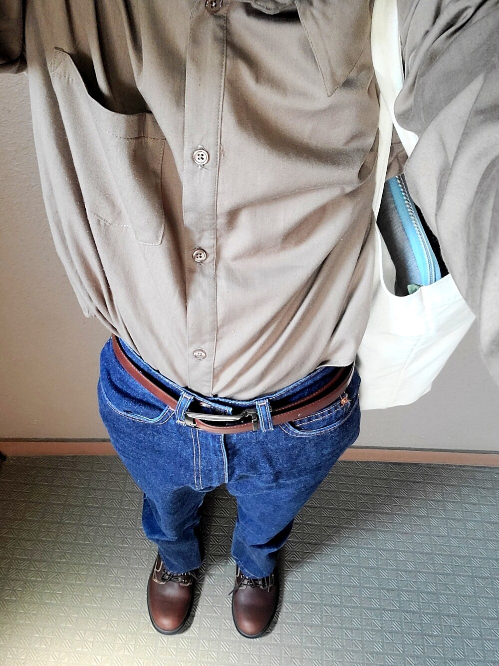 「お洒落さんとつながりたい、カジュアル、今日のコーデ、プチプラコーデ、低身長、低身長男子、革靴、ブルー、茶色、タックイン、ジーンズ、男子かわいいコーデ、革靴コーデ、春秋コーデ、大学生」｜「ANTIQULOTHESのアイテム（シャツ/ブラウス、ブラウン系）」を使った、たかやん⭐低身長かわいいコーデさん（メンズ・165cm）の春コーディネートの1枚目の写真