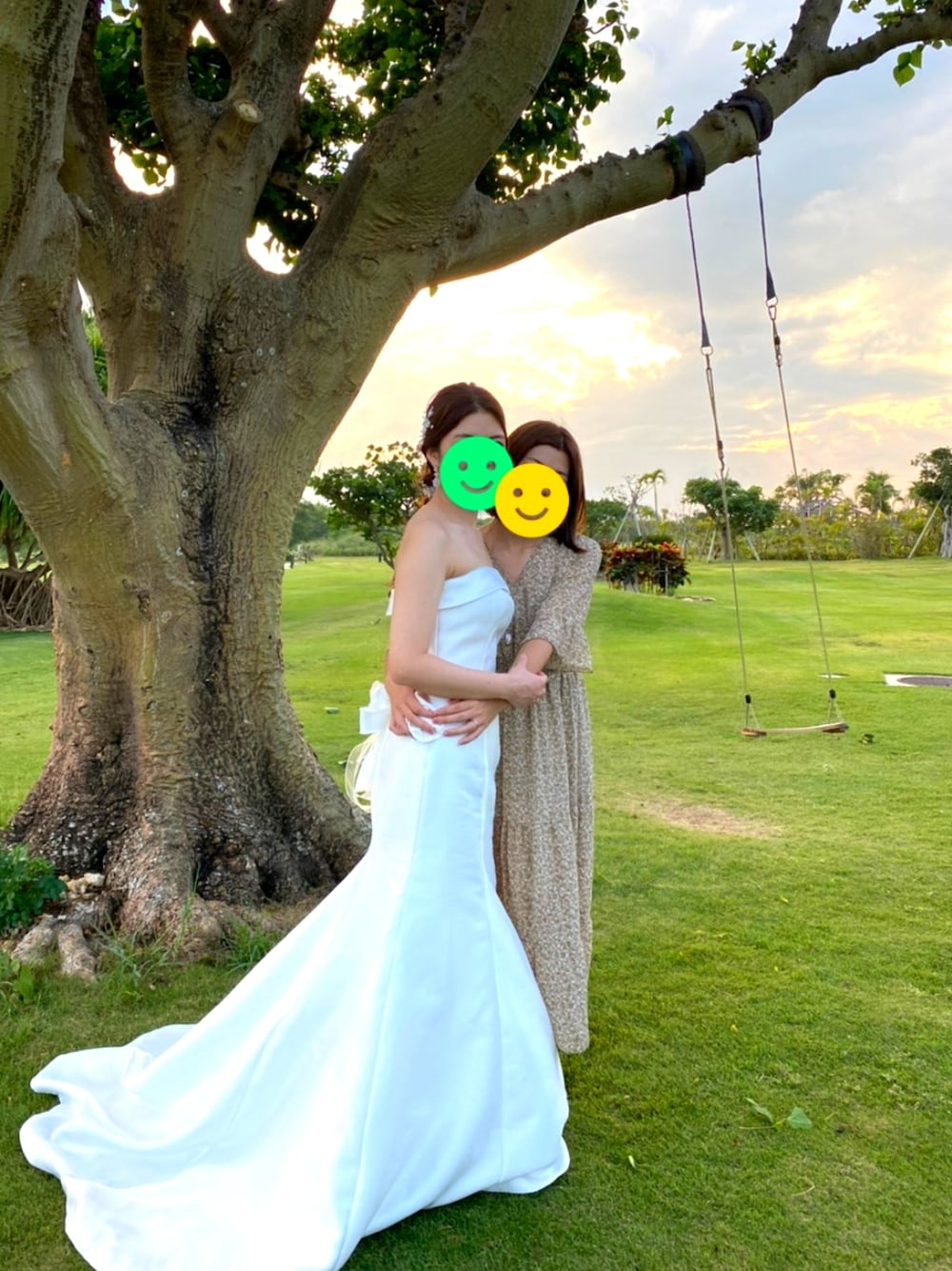 グリーン系のワンピース、ホワイト系のドレスを着用したレディースの春コーディネートの1枚目の写真
