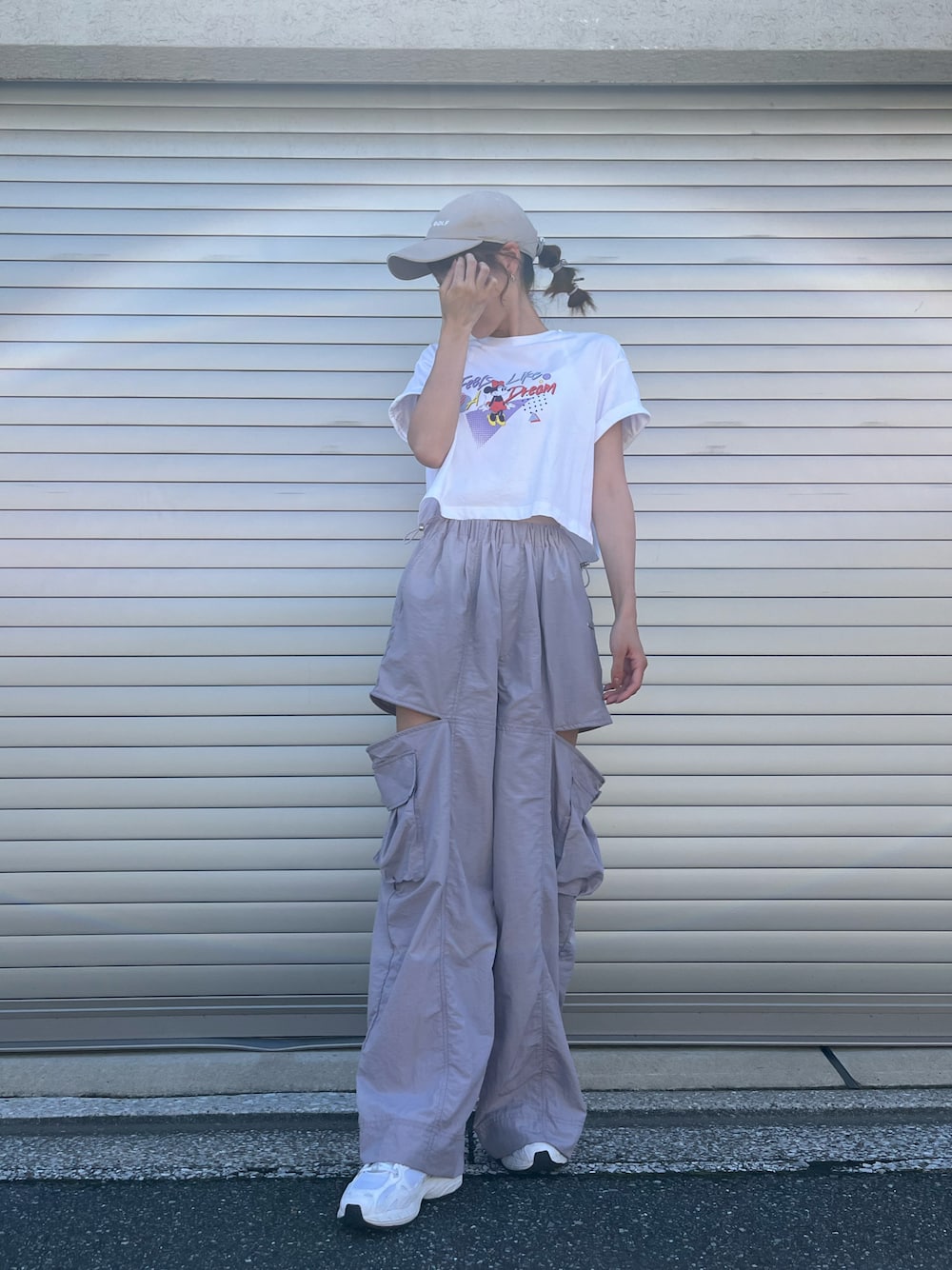 ホワイト系のTシャツ/カットソー、パープル系のカーゴパンツ、ホワイト系のスニーカーを着用したレディースの夏コーディネートの1枚目の写真