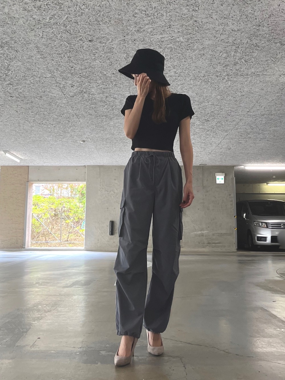 ブラック系のTシャツ/カットソー、グレー系のカーゴパンツ、ベージュ系のパンプスを着用したレディースの秋コーディネートの1枚目の写真