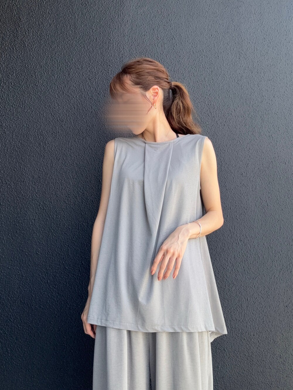 グレー系のスラックス、グレー系のTシャツ/カットソーを着用したレディースの夏コーディネートの1枚目の写真