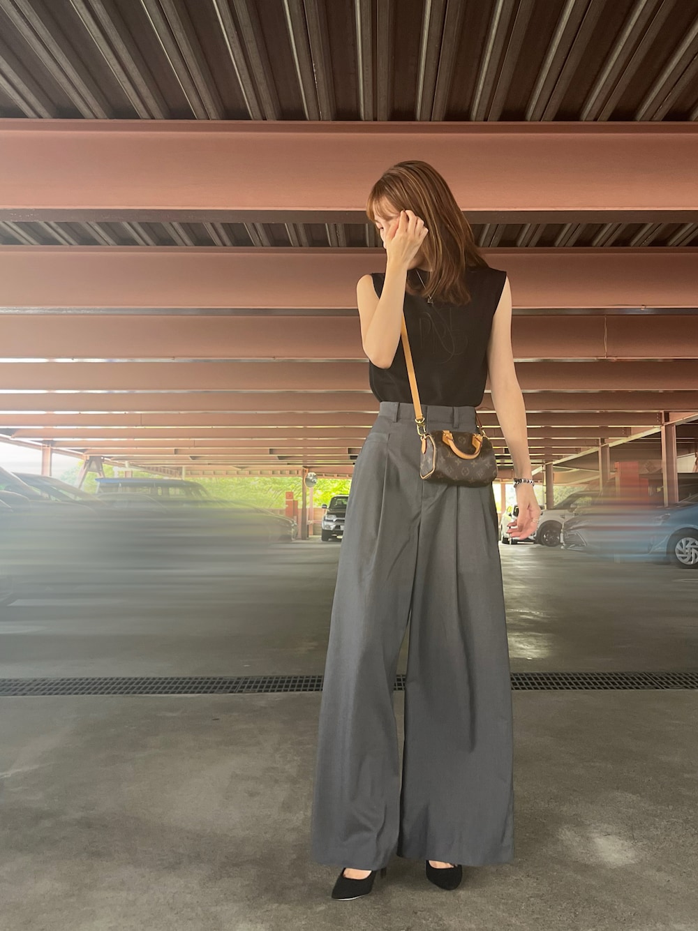 「秋コーデ、秋服、秋服コーデ、秋服準備はじめました、ワントーンコーデ、ノースリーブ、ワイドパンツ、タックパンツ、大人コーデ、キレイめ、きれいめカジュアル、オトナ女子、おしゃれさんと繋がりたい、お出かけコーデ、ママコーデ」｜「riendaのポケットデザインタックワイドパンツ（スラックス、グレー系）」を使った、saaaya_codeさん（レディース・161cm）の秋コーディネートの1枚目の写真