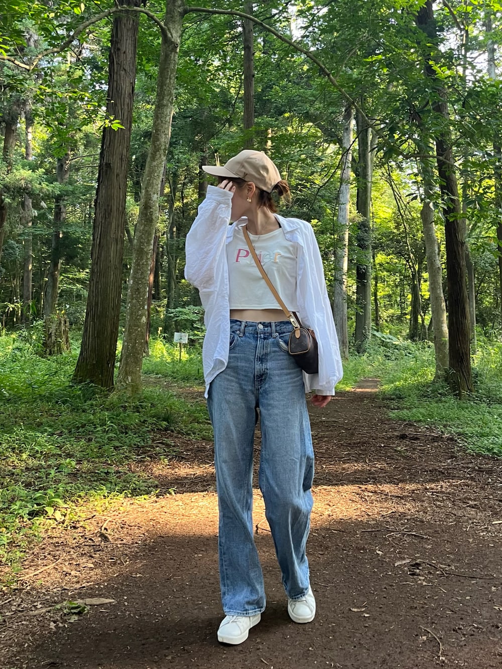 ホワイト系のTシャツ/カットソー、ホワイト系のシャツ/ブラウス、ブルー系のデニムパンツを着用したレディースの夏コーディネートの1枚目の写真