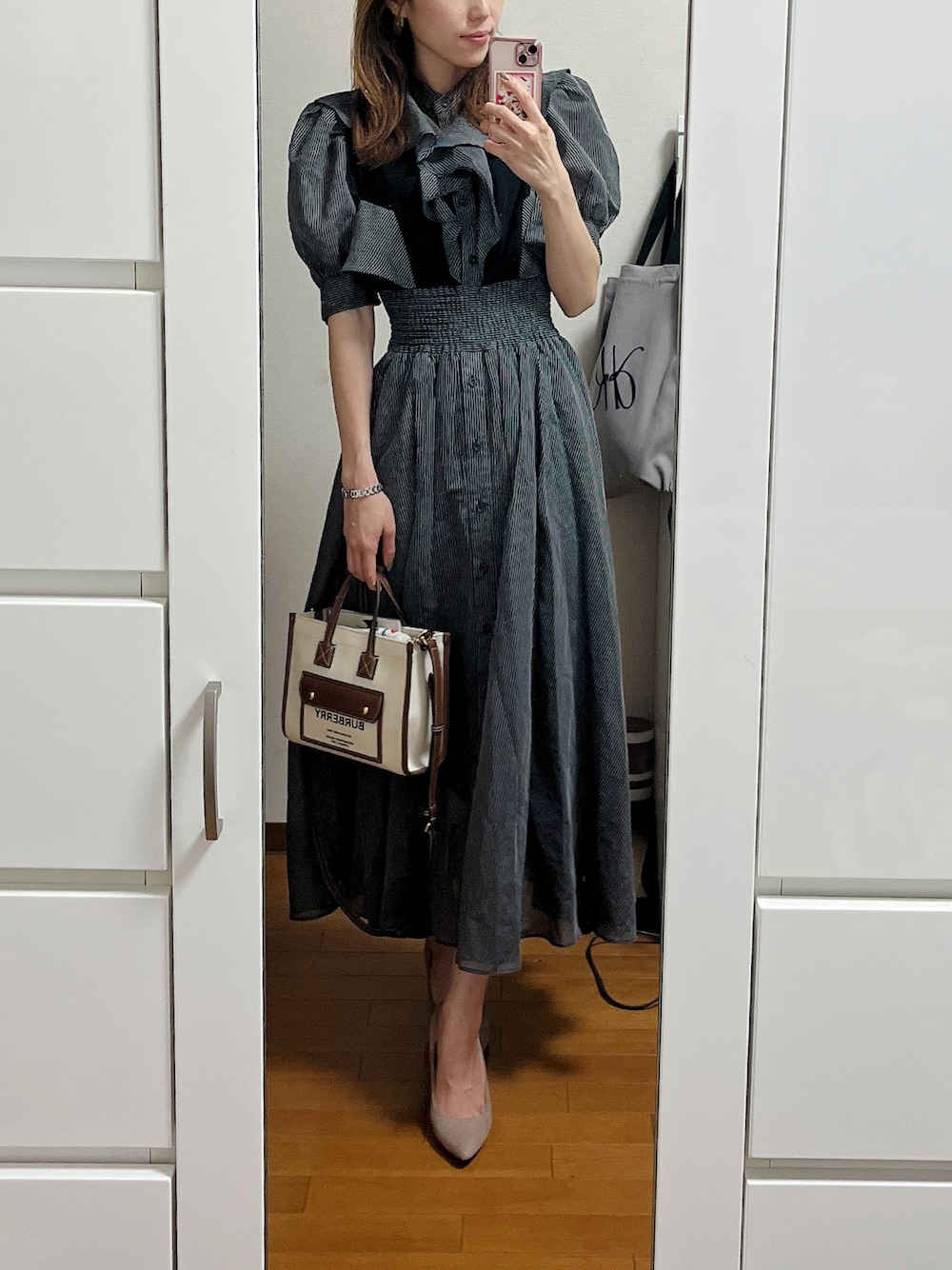 その他のワンピース、ベージュ系のハンドバッグ、ベージュ系のパンプスを着用したレディースの春コーディネートの1枚目の写真