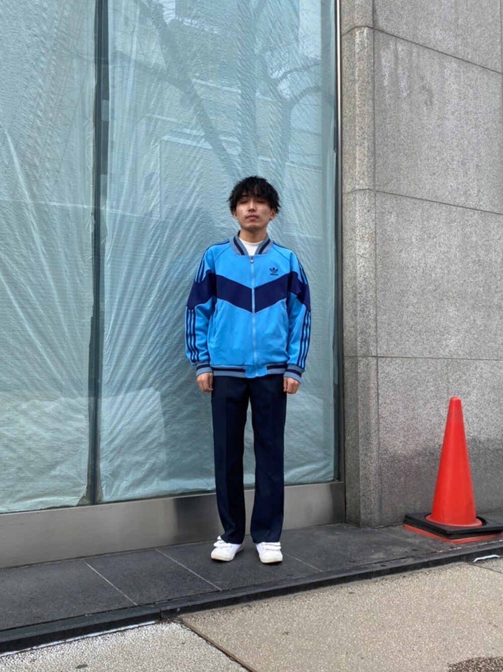 「アディダス、トラックジャケット、古着、Wrangler」｜「Wranglerのアイテム（スラックス、ブルー系）」を使った、mw14さん（メンズ・170cm）の冬コーディネートの1枚目の写真