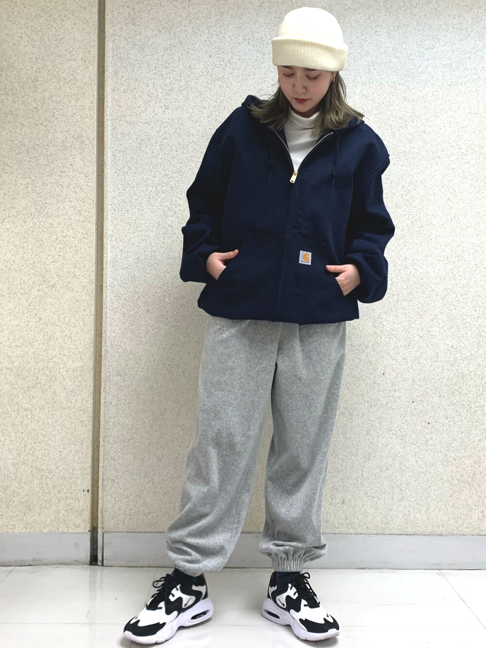 グレー系のスウェットパンツ、ホワイト系のスニーカー、ホワイト系のTシャツ/カットソーを着用したレディースの冬コーディネートの1枚目の写真