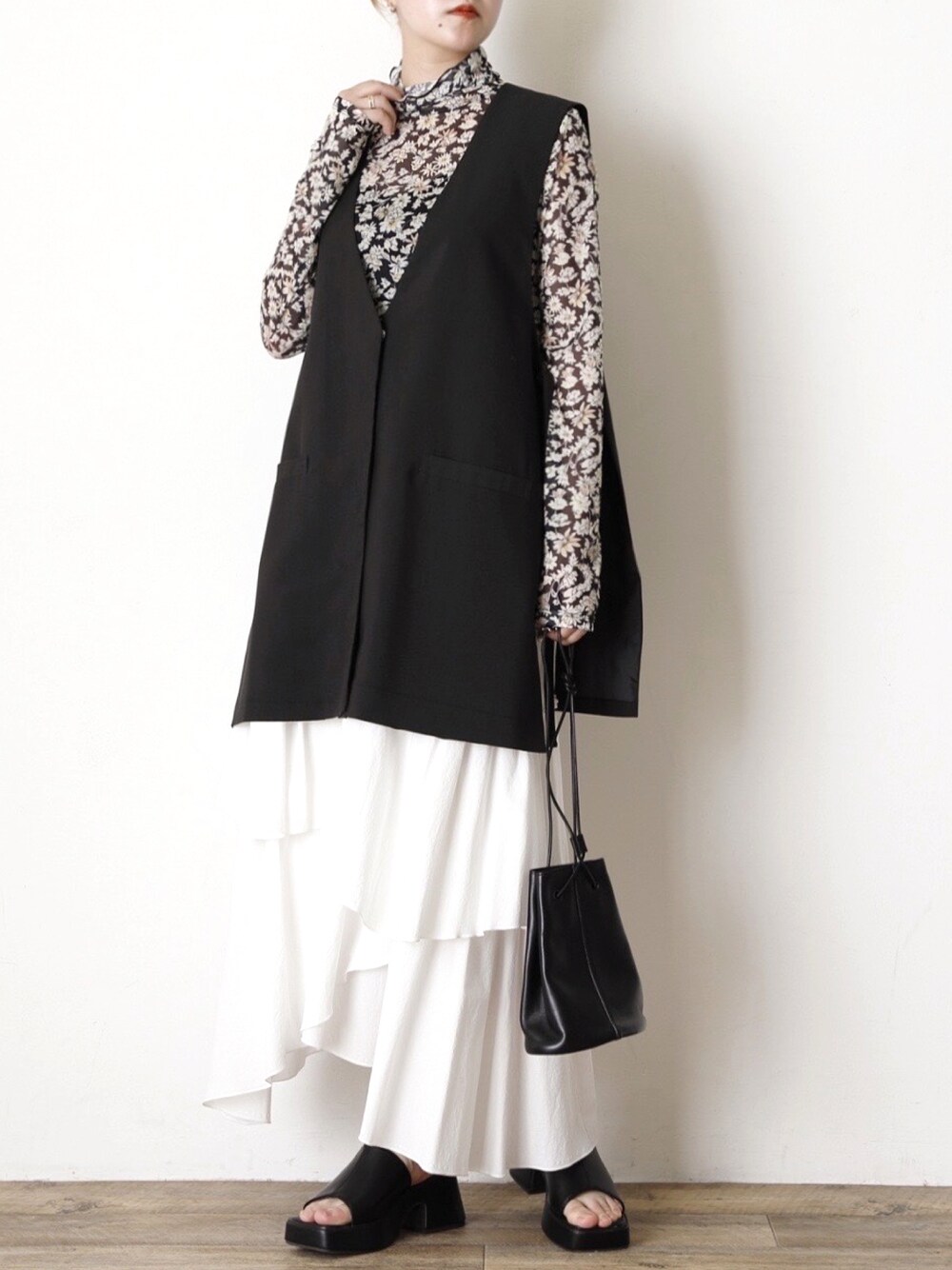 ブラック系のベスト、その他のTシャツ/カットソー、ホワイト系のスカートを着用したレディースの夏コーディネートの1枚目の写真